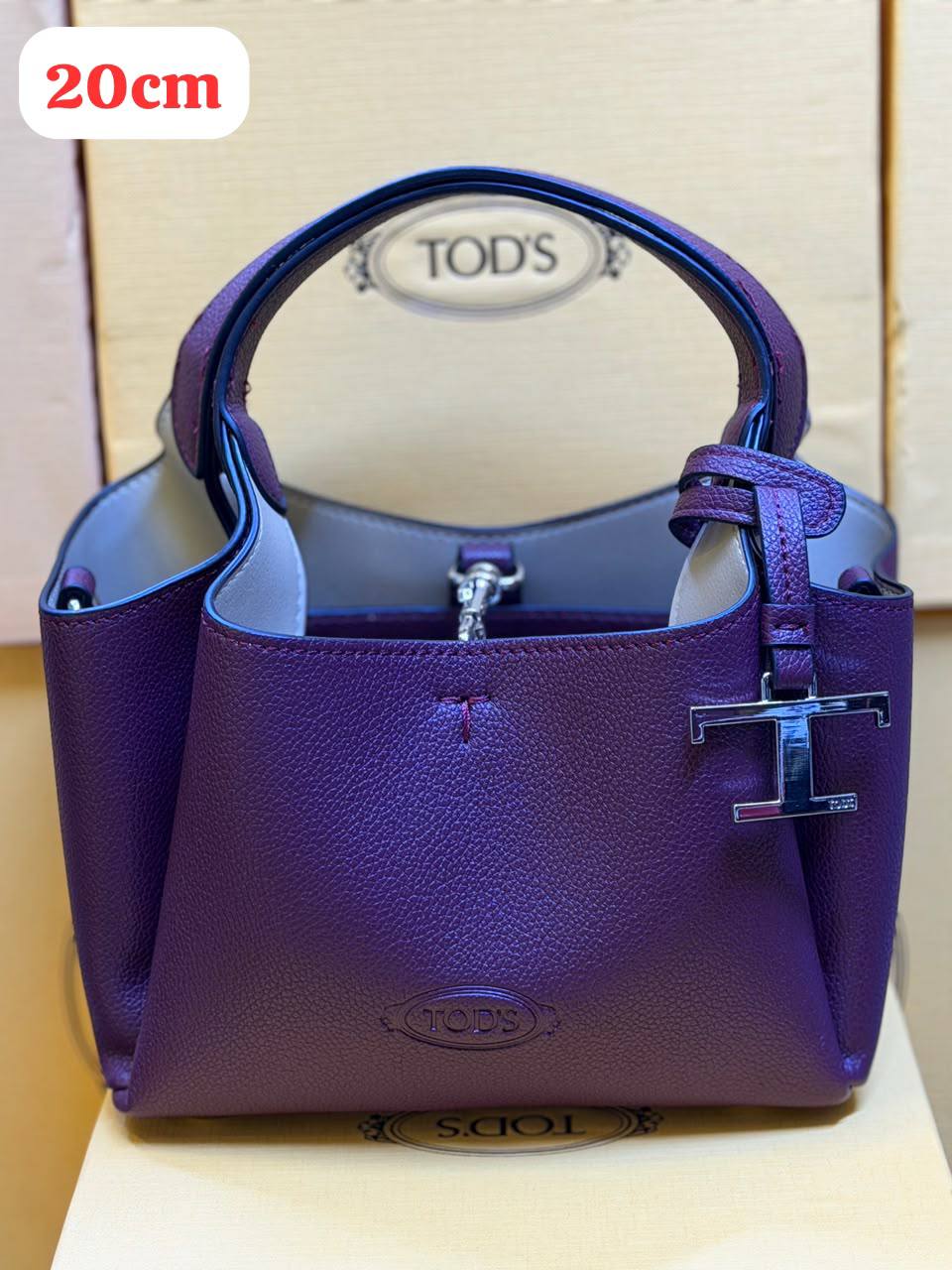 TODS
20cm✨👆🏾
with box 
95 dhs💓

Zain168
♥️♥️♥️