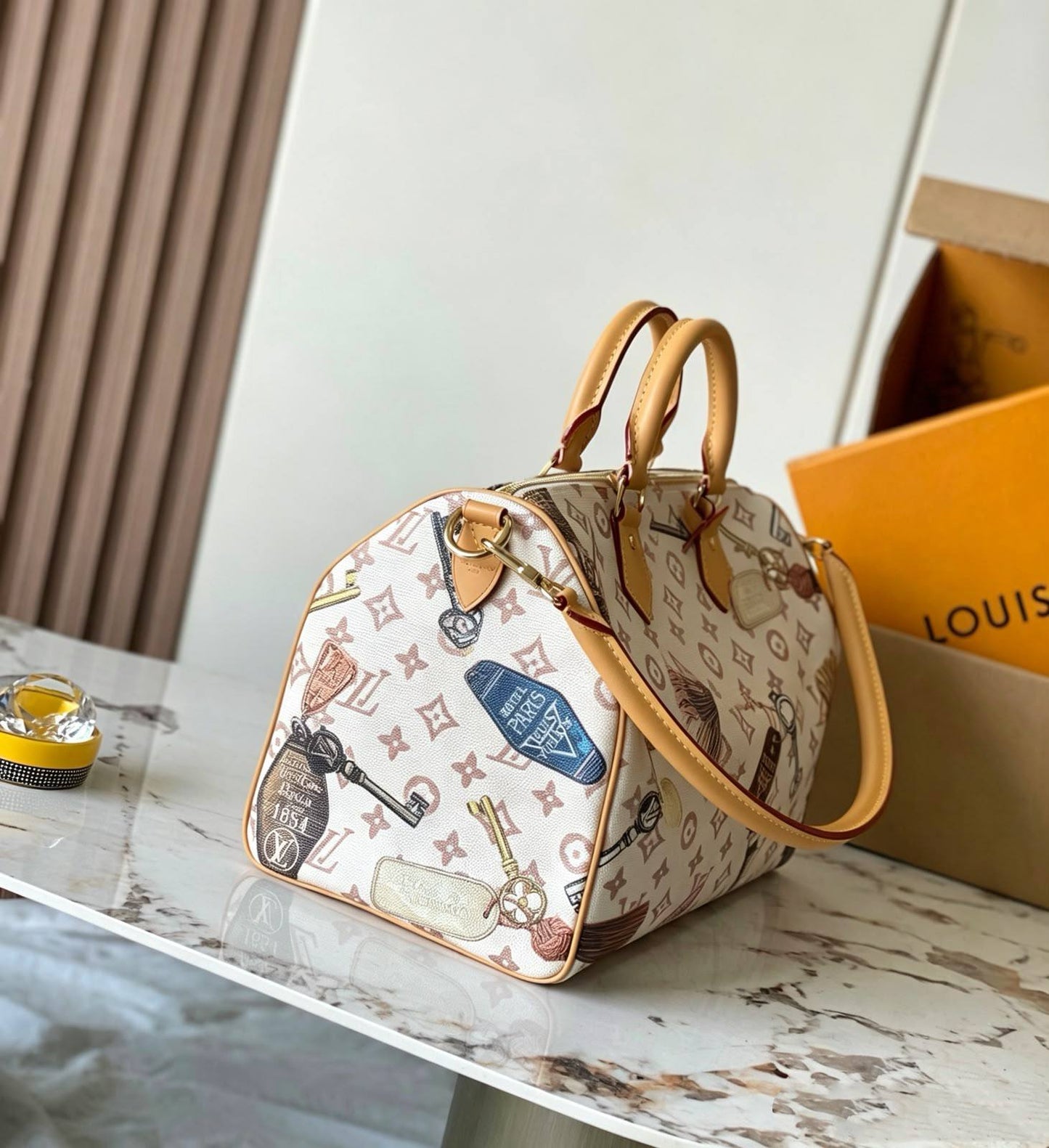 LV
 SPEEDY NEW DESIGN MASTER QUALITY 
260 dhs✅
(with leather)
30cm

Zain295
♥️♥️♥️