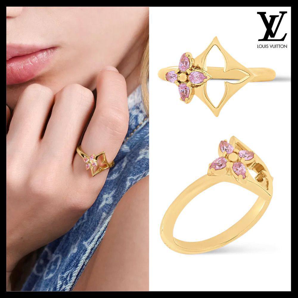 LV set* 🦋
Necklace 
Earrings 
Bangle 
Ring 💍 
Master Quality 💐

150 dhs❣️
normal box 📦

Zain48
♥️♥️♥️