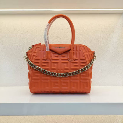 Givenchy
GOOD QUALITY 
120 dhs🪙🌨️

Zain200
♥️♥️♥️
