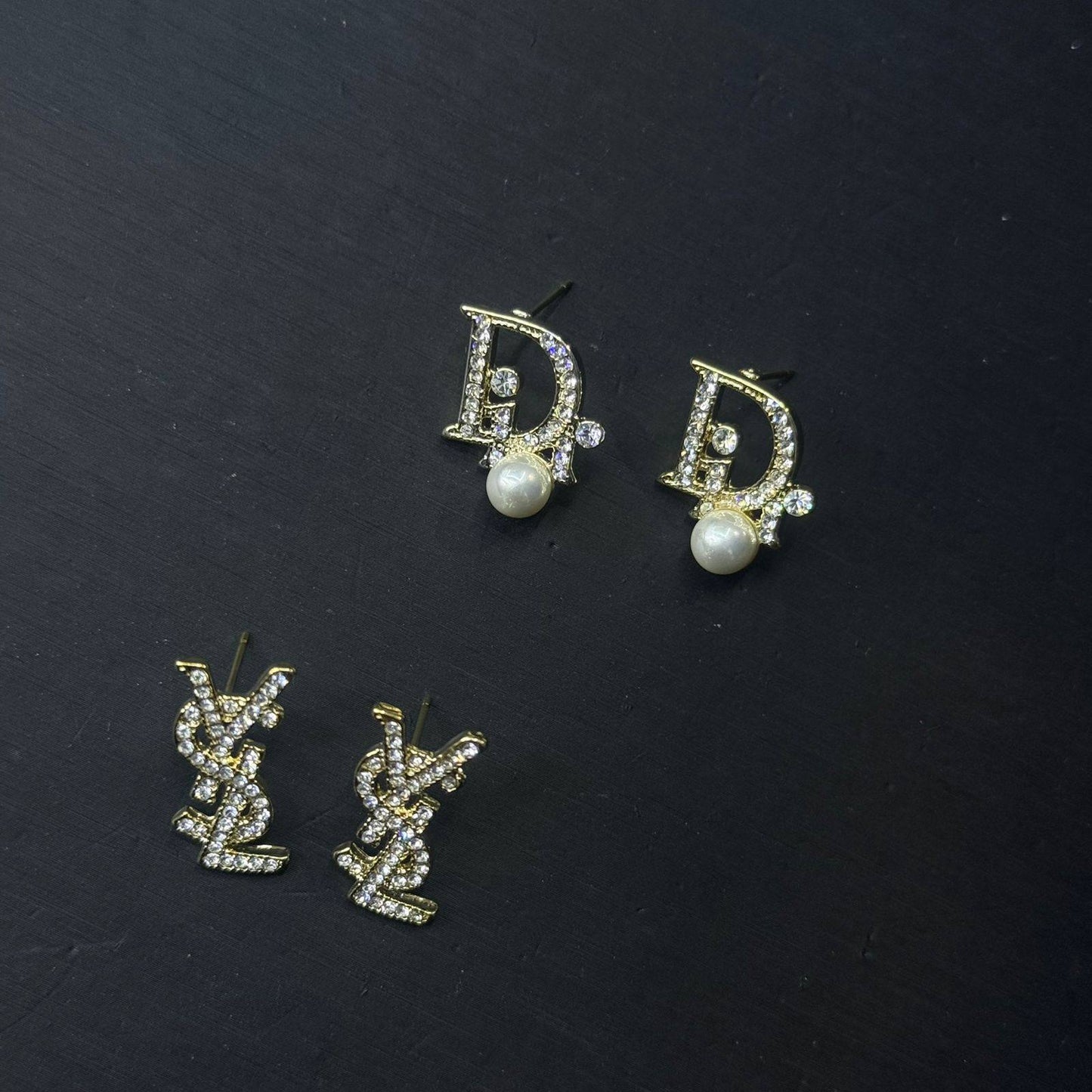 *Earring ❤️‍🔥*
good quality 💯
With black boxes 🗃️ 
20 dhs🗽
With normal boxes 📦 
And paper bag 🛍️
30 dhs🗽

Zain216
♥️♥️♥️