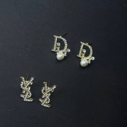 *Earring ❤️‍🔥*
good quality 💯
With black boxes 🗃️ 
20 dhs🗽
With normal boxes 📦 
And paper bag 🛍️
30 dhs🗽

Zain216
♥️♥️♥️