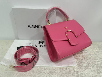 Aigner
105 dhs❣️

Zain07
♥️♥️♥️