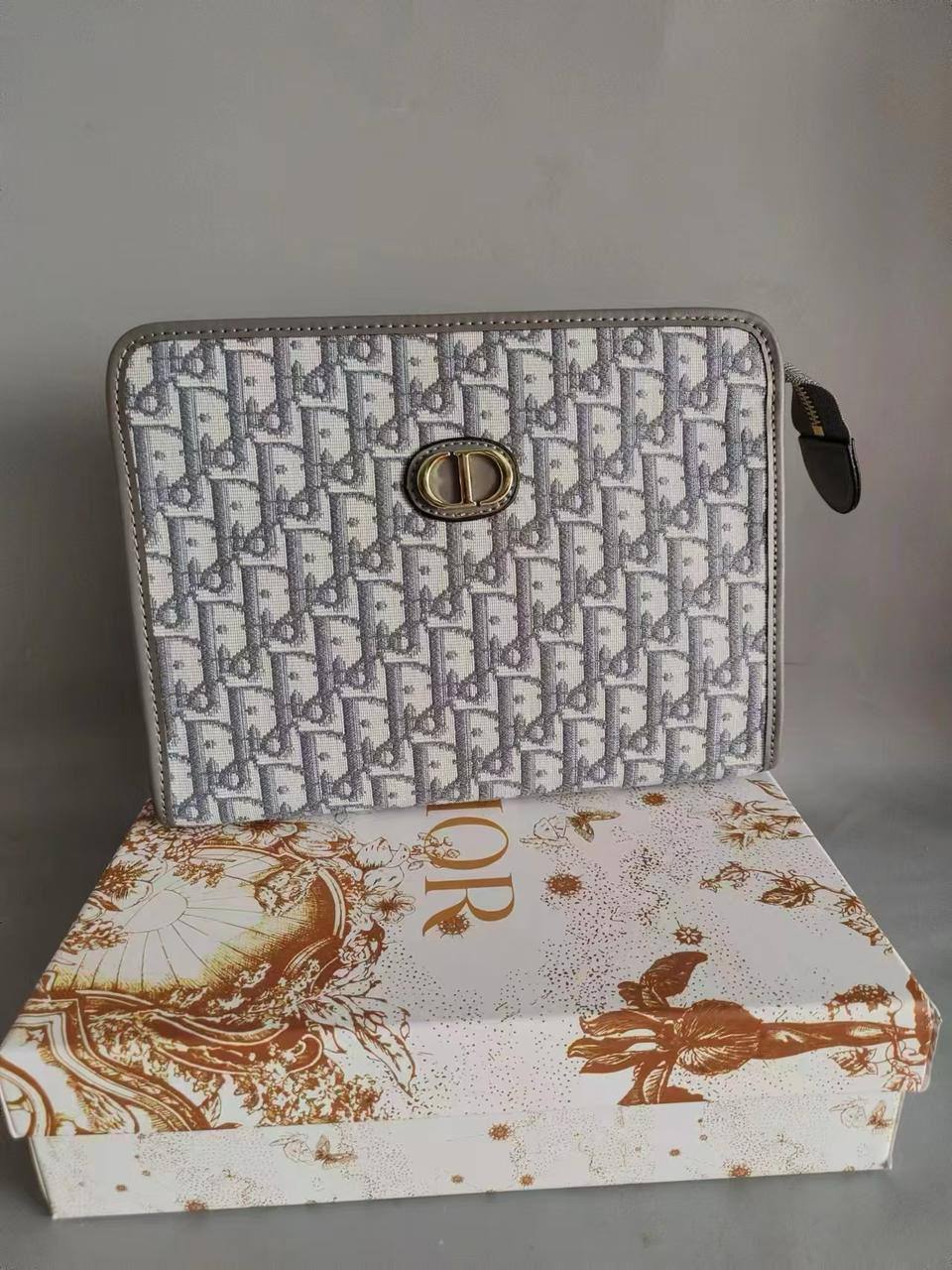 Dior / Ysl  clutch
size : 29 *16 cm
60 dhs🪙💕
With box 🎁

Zain115
♥️♥️♥️