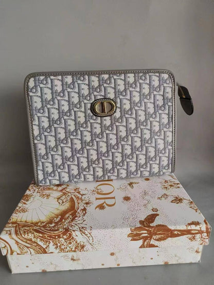 Dior / Ysl  clutch
size : 29 *16 cm
60 dhs🪙💕
With box 🎁

Zain115
♥️♥️♥️