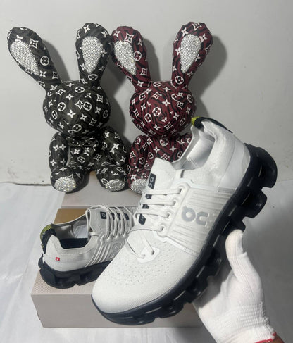 On Cloudswift 4 Wolf/Black 
36-45 AVAILABLE 🤩
220 dhs✅

Zain242
♥️♥️♥️