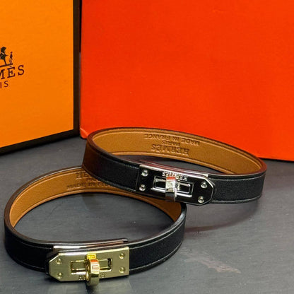 Hermes ❤️‍🔥*
Bracelet ✨
With black boxes 
20 dhs❤️
With normal boxes 🗃️ 
And paper bag🛍️
30 dhs❤️

Zain216
♥️♥️♥️