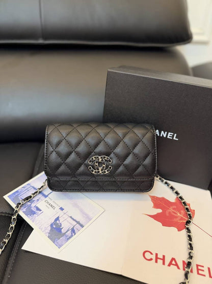 Chanel 
90 dhs💛
with box
size 20×5×14cm

Zain42
♥️♥️♥️