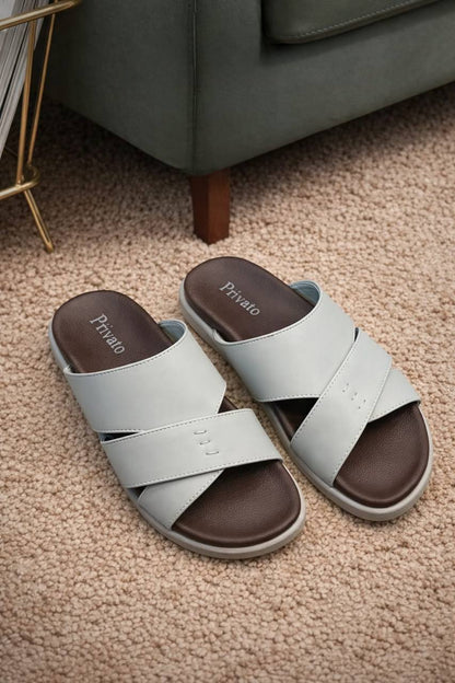 slippers for men good quality  with box and paper bag size available (40to46) 6to12) 
180 dhs❣️

Zain59
♥️♥️♥️