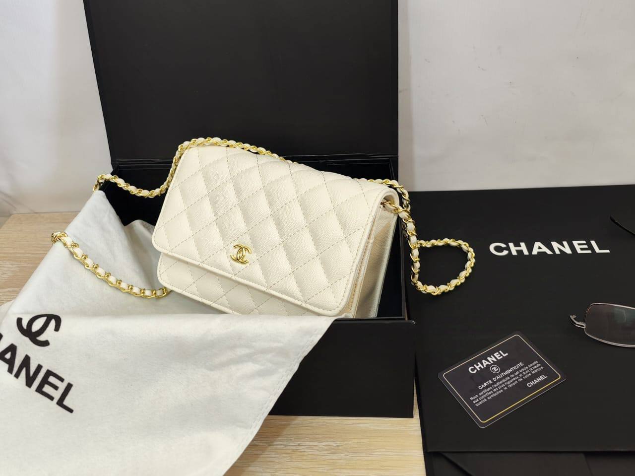 Chanel
85 dhs✅

with box
🎁🎁🎁

size 20cm

Zain26
♥️♥️♥️