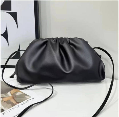 BOTTEGA 
NEW CAME BIG SIZE 
GOOD QUALITY
115 dhs🪙🌨️

Zain39
♥️♥️♥️