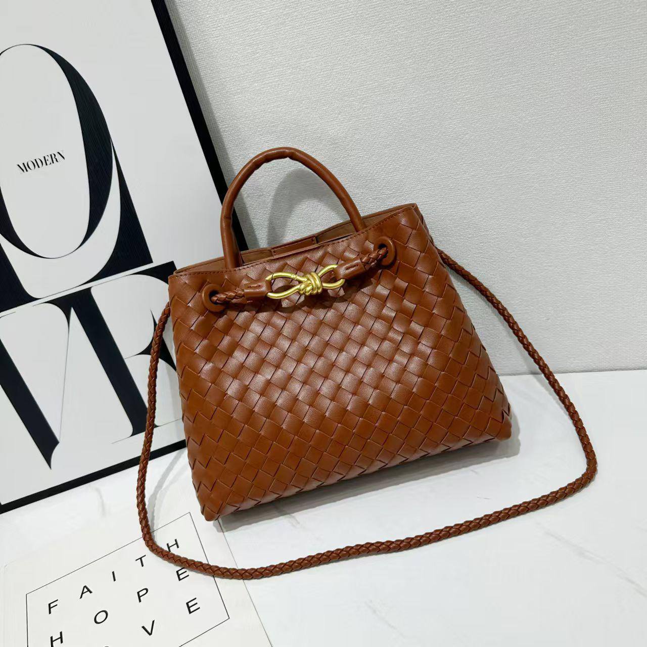 Bottega Veneta 

Good Quality 

With Box 
🎁🎁🎁

110 dhs✅

Zain250
♥️♥️♥️