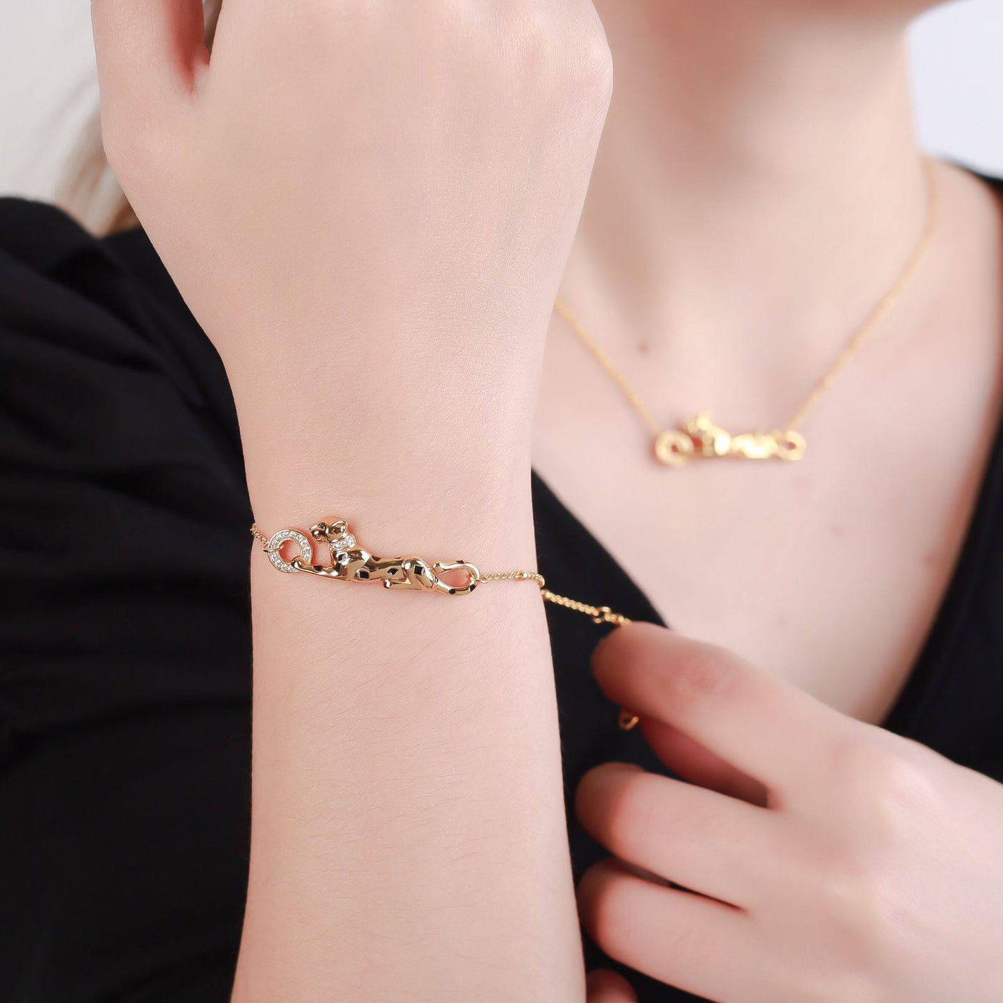 CARTIER Set
⭐✨💫
 *NECKLACE*
 *BRACELET*
     
90 dhs🌺
   
         _With_
  * BOX AND BAG* 🎁🛍️
*Master Quality*✨✅

Zain89
♥️♥️♥️