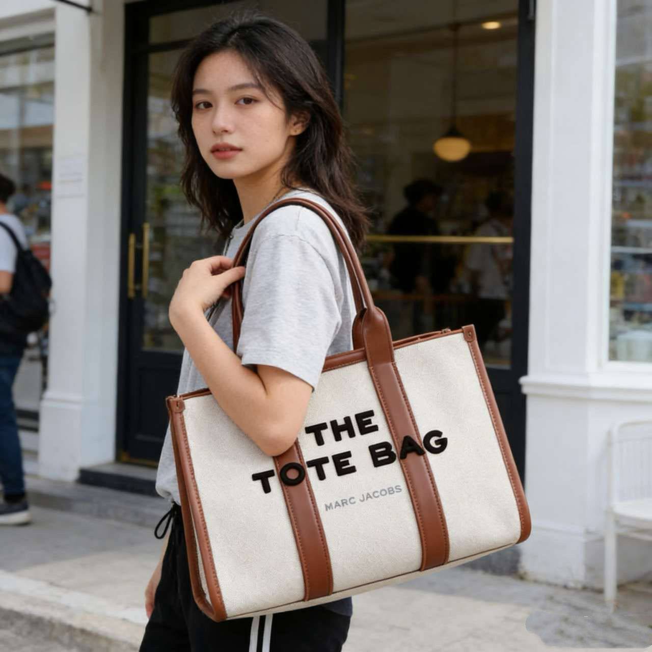 MARC JACOBS 
THE TOTE BAG BIG SIZE NEW CAME HIGH QUALITY 
125 dhs🪙🌨️

Zain39
♥️♥️♥️