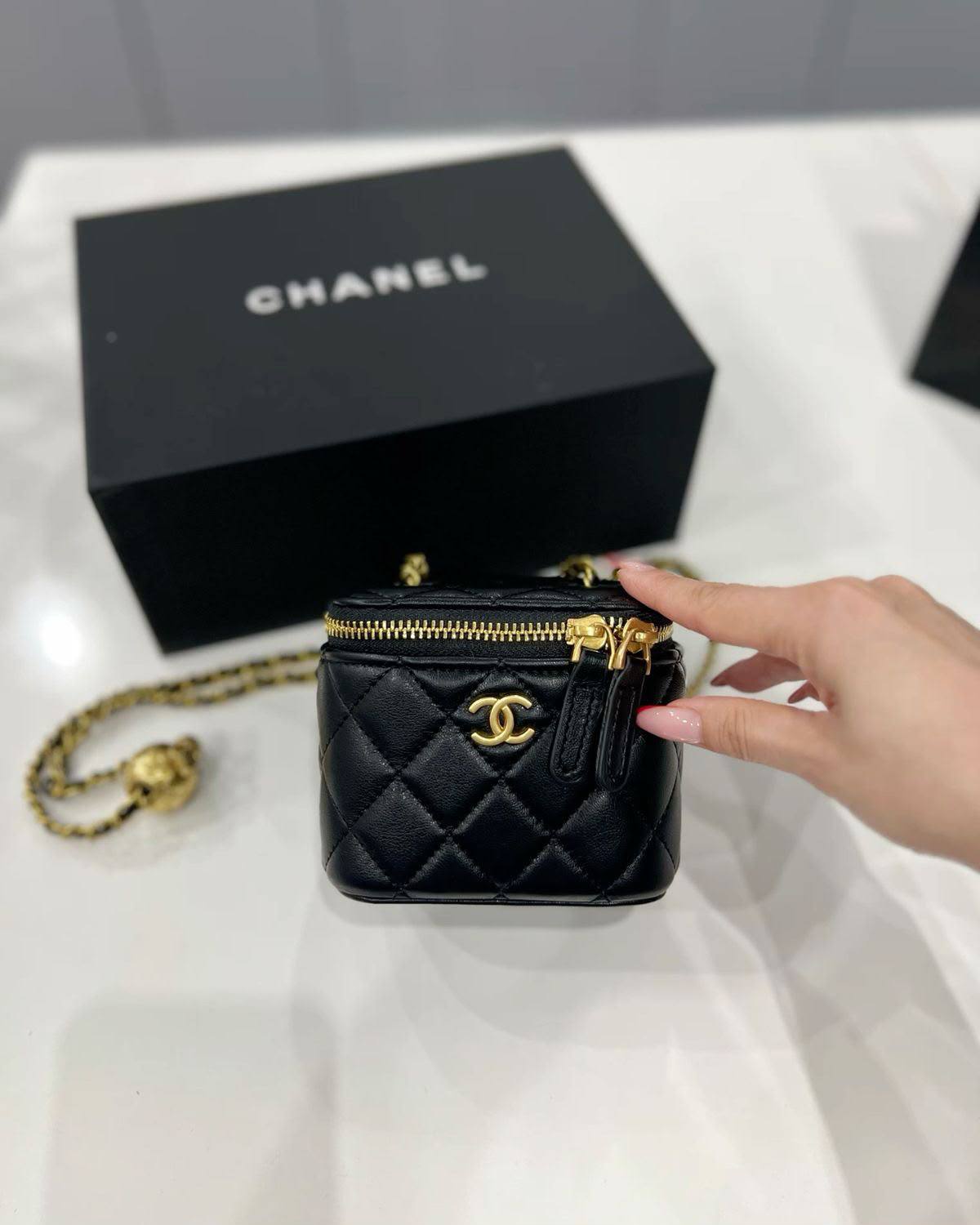 Chanel

90 dhs🇦🇪🇦🇪
Withbox

Zain219
♥️♥️♥️