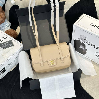 Chanel
100 dhs✅

With box
🎁🎁🎁

size 22×7×13cm

Zain42
♥️♥️♥️