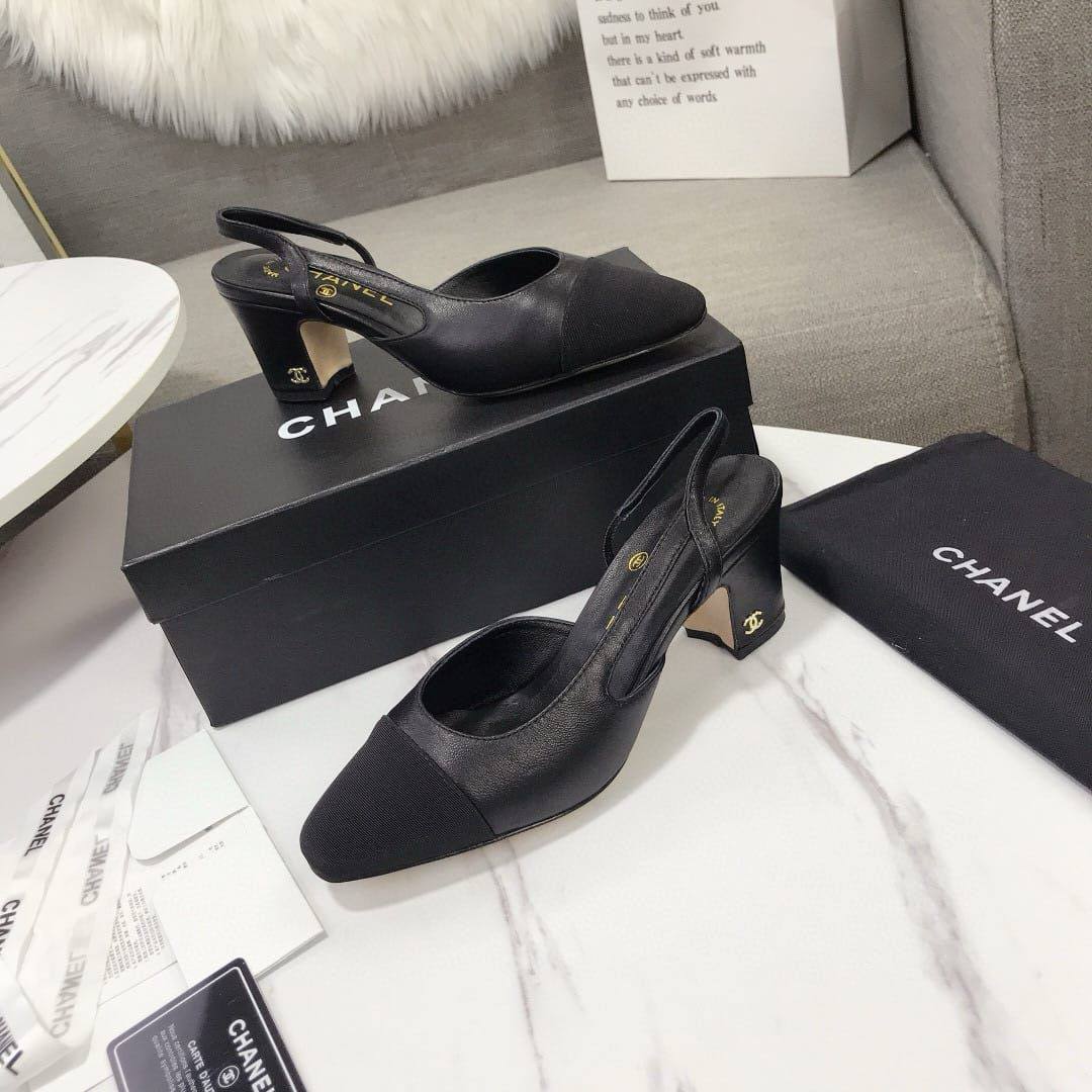 Chanel
Size 36-41 
120 dhs🇦🇪🇦🇪

Zain132
♥️♥️♥️