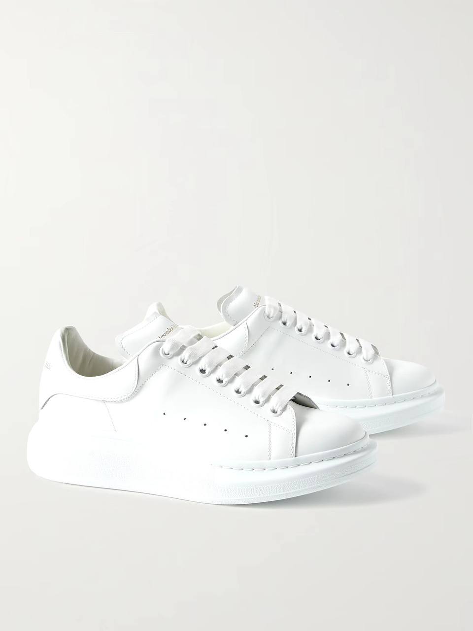 ALEXANDER MCQUEEN ‘ALL WHITE’🤍
Size 36-45 AVAILABLE 
250 dhs🪙💕

Zain242
♥️♥️♥️