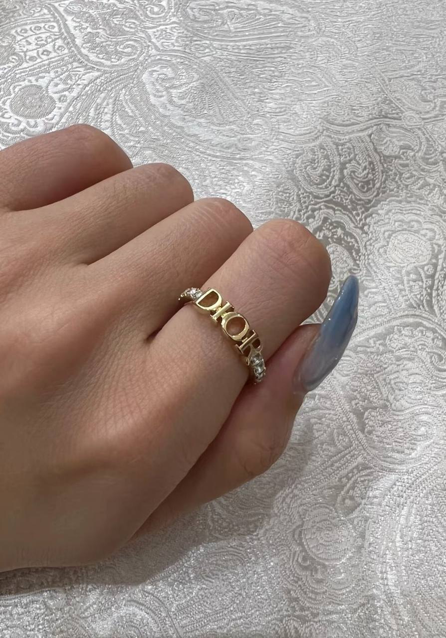 Dior ❤️‍🔥* 
Ring 💍 
Master quality 💯
With normal boxes 🗃️ 
45 dhs🪙🌨️
With master box 📦 
55 dhs🪙🌨️
Size 7/8/9

Zain216
♥️♥️♥️