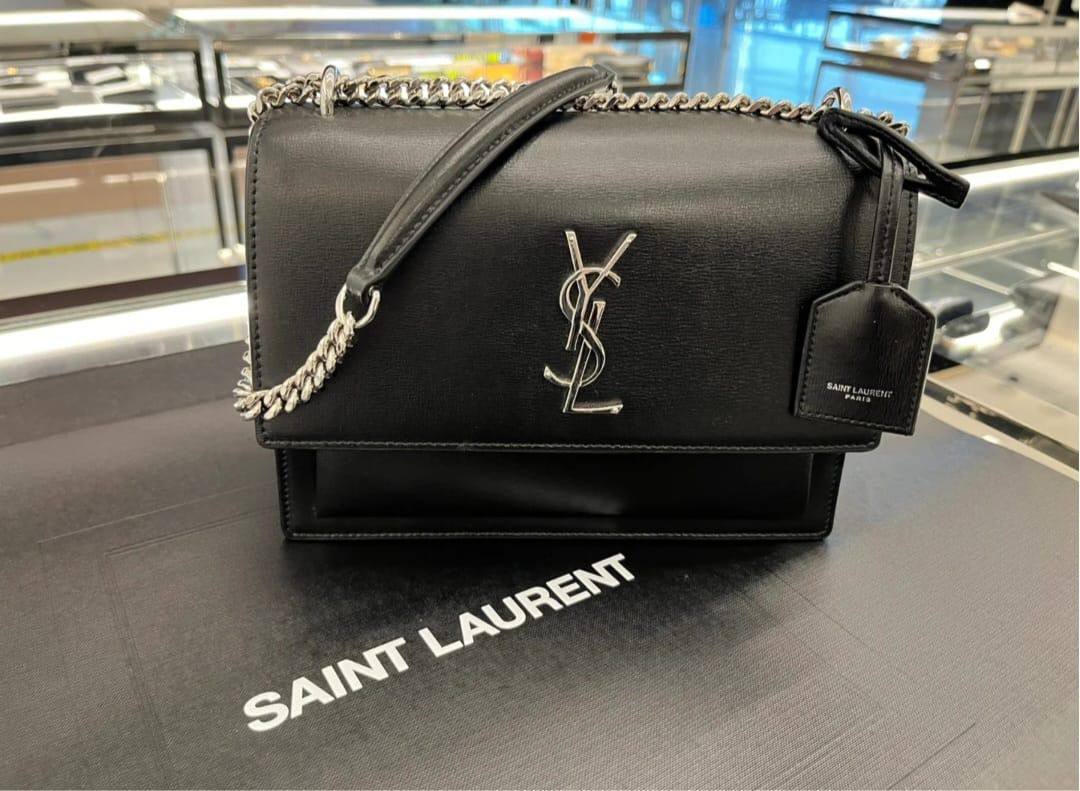 YSL
110 dhs❣️
SIZE：24cm
Good quality 

with box
🎁🎁🎁

Zain35
♥️♥️♥️