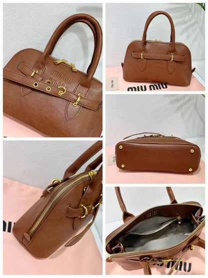 Miu Miu
28*16.5*10 cm
95 dhs💓

Zain17
♥️♥️♥️