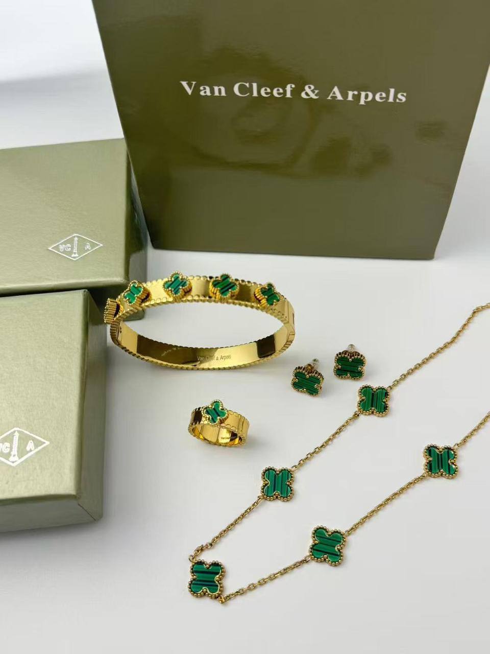 *Stainless steel SET 💯*
Necklace ❤️‍🩹
Earring 🍁
Breslat ❣️
Ring 💍 free size

With normal boxes 📦 

And paper bag 🛍️
45 dhs🪙

Zain216
♥️♥️♥️