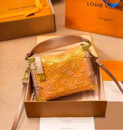 LOUIS VUITTON 

MASTER QUALITY 

220 DHS...🇦🇪🇦🇪🇦🇪

Zain295
♥️♥️♥️