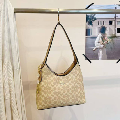 Coach

85 dhs🇦🇪🇦🇪
No box

Zain219
♥️♥️♥️