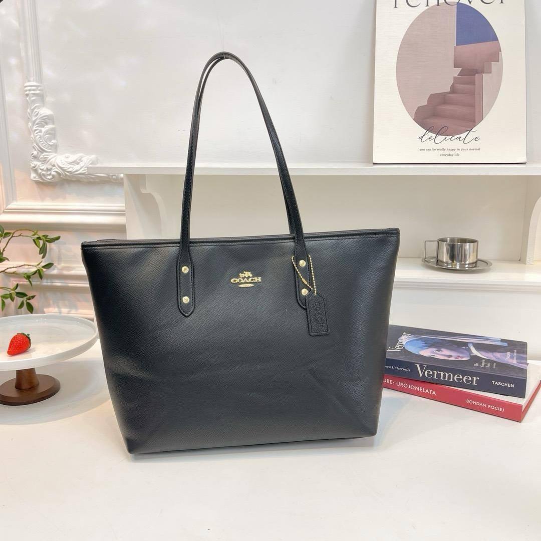Coach

42*29*15 cm

With box 
🎁🎁🎁

90 dhs✅

Zain17
♥️♥️♥️