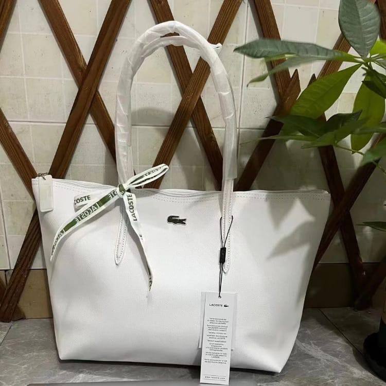 Lacoste
50 dhs✅
size 46×28×12cm

Zain42
♥️♥️♥️