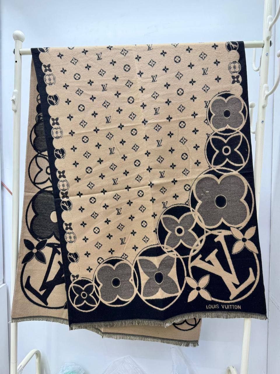 Brand Shawl / Scarf 

Good quality

Size:  180 * 68 cm
45 dhs🪙🌨️

Zain115
♥️♥️♥️