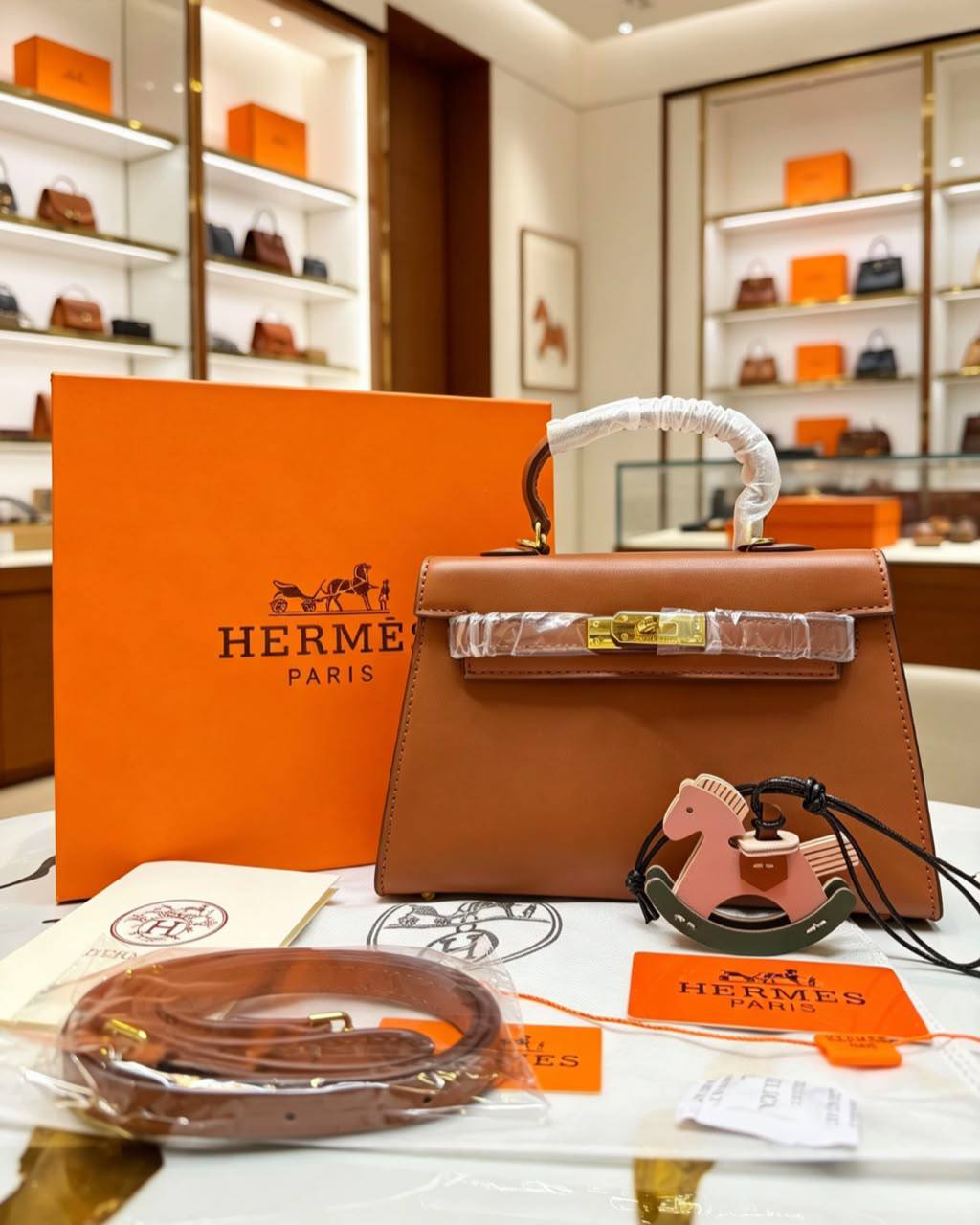 Hermes 
100 dhs✅
with box 
Good quality

Zain07
♥️♥️♥️