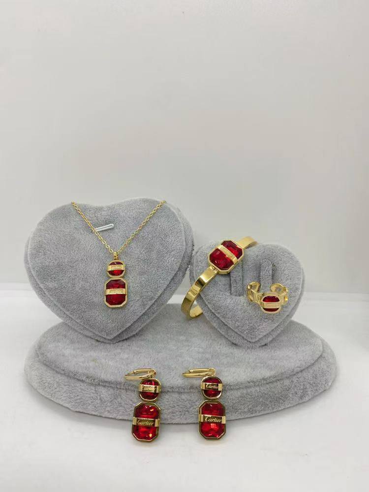 Stainless steel SET 💯
Necklace ❤️‍🩹
Earring 🍁
Breslat ❣️
Ring 💍 free size

With normal boxes 📦 
And paper bag 🛍️

45 dhs🪙💕

Zain216
♥️♥️♥️