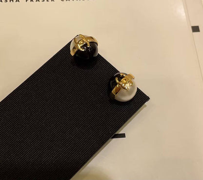 CHANEL 
Necklace 😍
Earring 🦋
Master quality 💯
With normal boxes 🗃️ 
85 dhs🇦🇪🇦🇪

With master box 📦 
100 dhs🇦🇪🇦🇪

Zain216
♥️♥️♥️