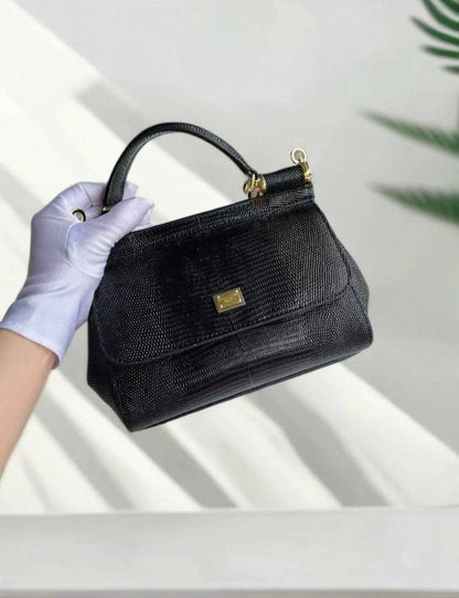 D&g

110 dhs
With box

Zain35
♥️♥️♥️