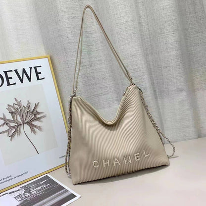 Chanel
100 dhs✅
size 36cm

Zain213
♥️♥️♥️