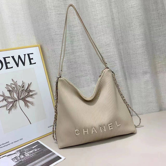 Chanel
100 dhs✅
size 36cm

Zain213
♥️♥️♥️