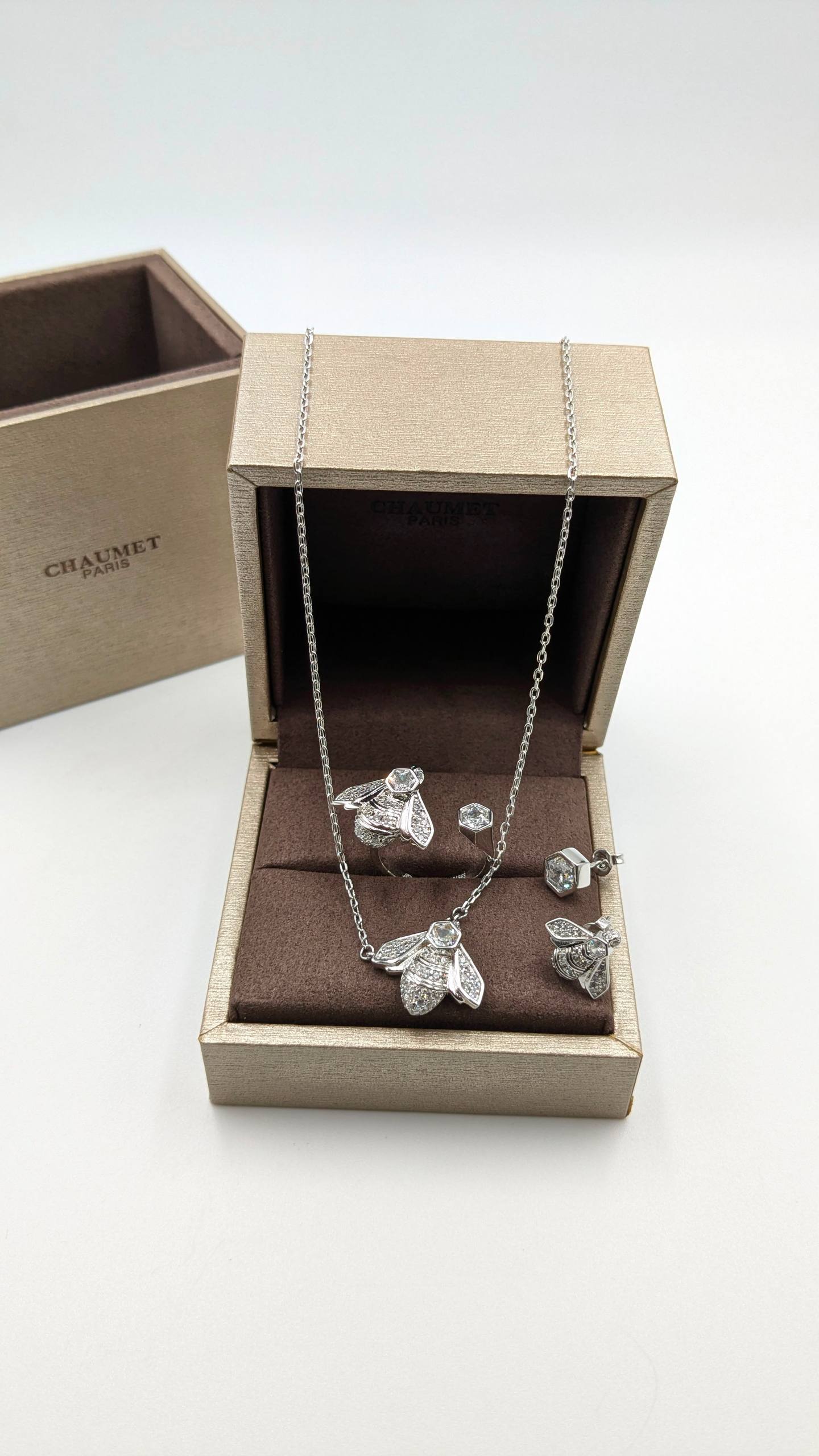 Chaumet
*Master Quality* 
*Necklace, Earrings & F.Ring*
190 dhs✅
with Normal Box 🎁

Zain210
♥️♥️♥️