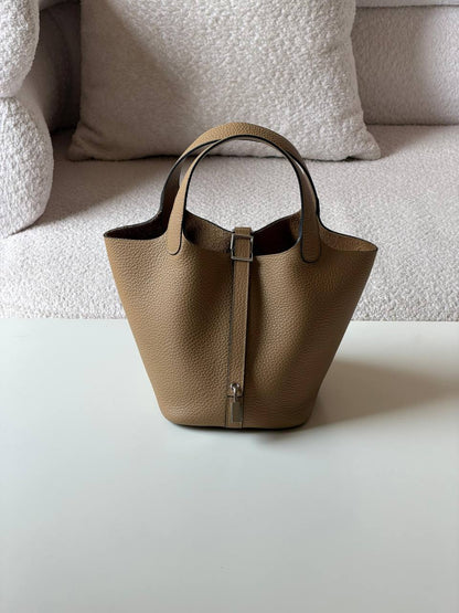 Hermes
picotin 18cm💥Master quality ✅

with box📦

340 dhs✅

Zain52
♥️♥️♥️
