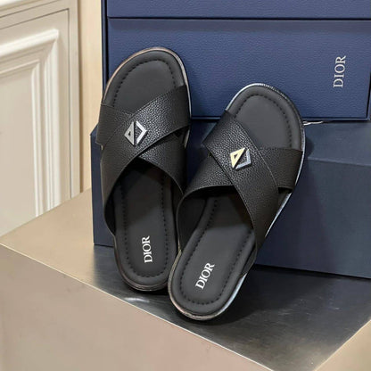 NEW CAME 
MEN DIOR SLIPPER 
105 dhs🪙🌨️
SIZE -40 to 45 

Zain40
♥️♥️♥️