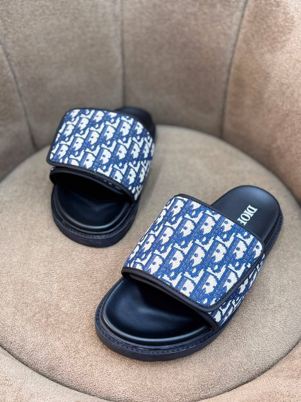 Dior
120 dhs🇦🇪🇦🇪
Size 40-45

Zain55
♥️♥️♥️