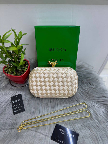 BOTTEGA
SIZE  ………20CM 🥰

105 dhs🗽

with Box🌷
🎁🎁🎁

Zain51
♥️♥️♥️