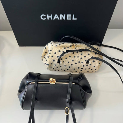 Chanel

21cm
320 dhs🇦🇪🇦🇪

Zain297
♥️♥️♥️