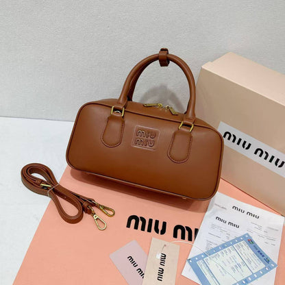 Miu Miu
with box
🎁🎁🎁

110 dhs🪙🌨️
good quality

Zain143
♥️♥️♥️