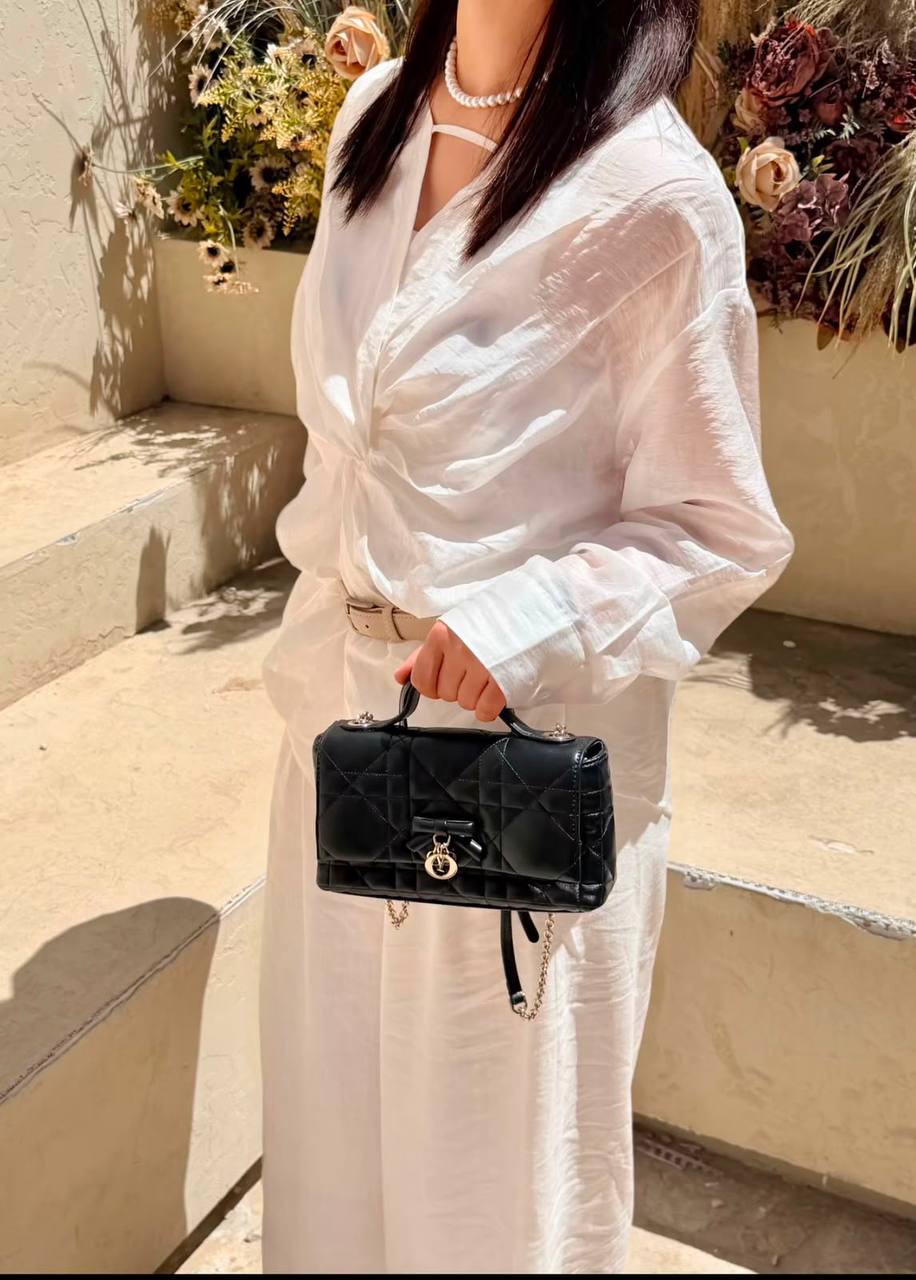 DIOR NEW CAME HIGH QUALITY WITH BOX  
120 dhs🇦🇪🇦🇪

Zain295
♥️♥️♥️