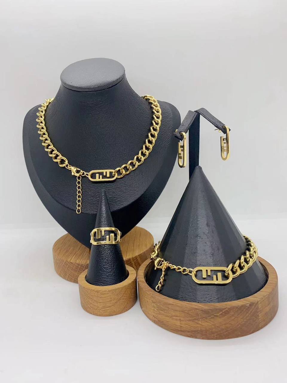 Stainless steel SET 💯
Necklace ❤️‍🩹
Earring 🍁
Breslat ❣️
Ring 💍 free size

With normal boxes 📦 
And paper bag 🛍️

45 dhs🪙💕

Zain216
♥️♥️♥️