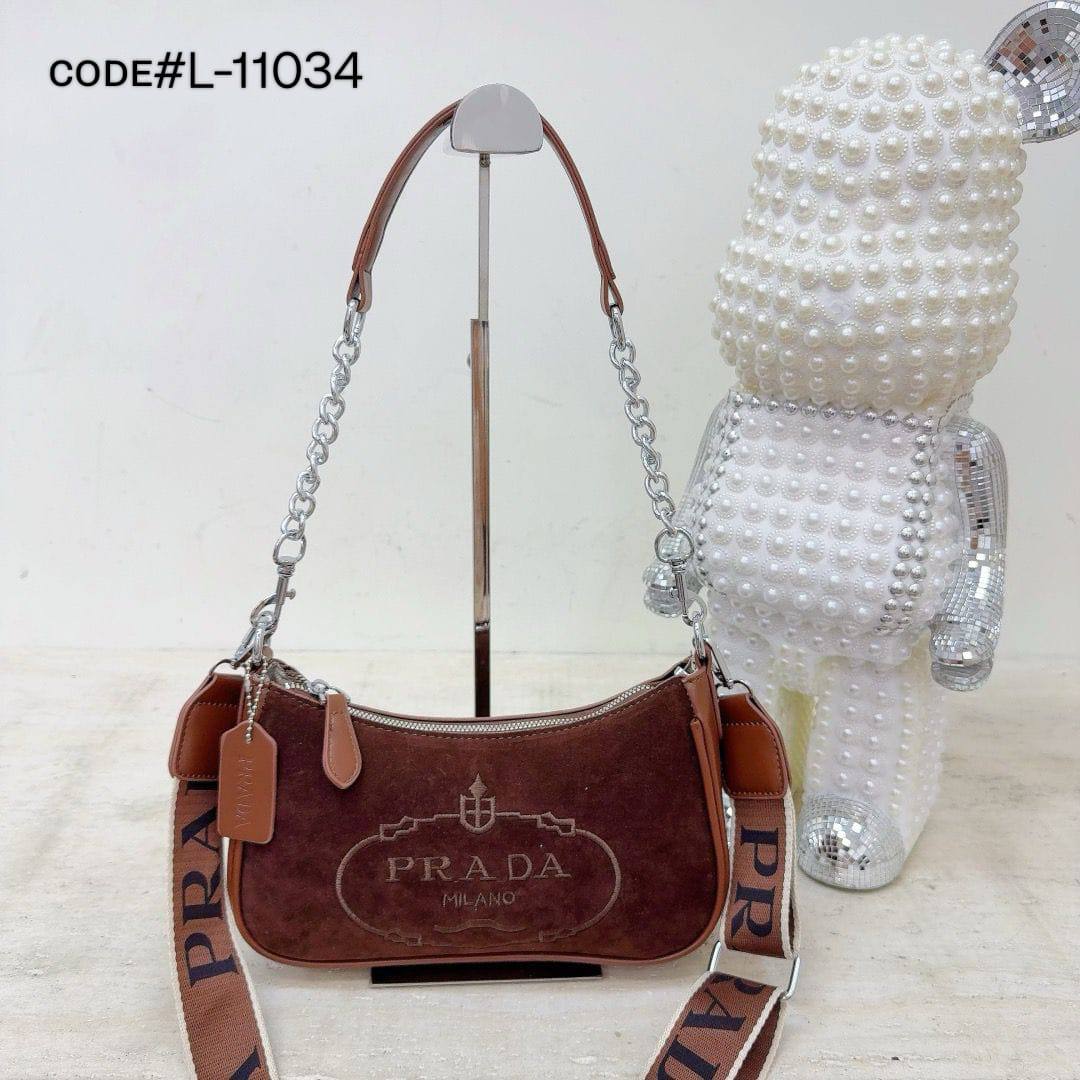 PRADA sʜᴏᴜʟᴅᴇʀ ʙᴀɢ
sᴜᴀᴅᴇ ʟᴇᴀᴛʜᴇʀ ᴍᴀᴛᴇʀɪᴀʟ
ᴇᴍʙʀᴏɪᴅᴇᴅ ʟᴏɢᴏ
ᴡɪᴛʜ ʟᴏɴɢ sᴛʀᴀᴘ
sɪᴢᴇ : 26 cm
ᴡɪᴛʜ BOX
🎁🎁🎁

70 dhs🪙🖤

Zain31
♥️♥️♥️