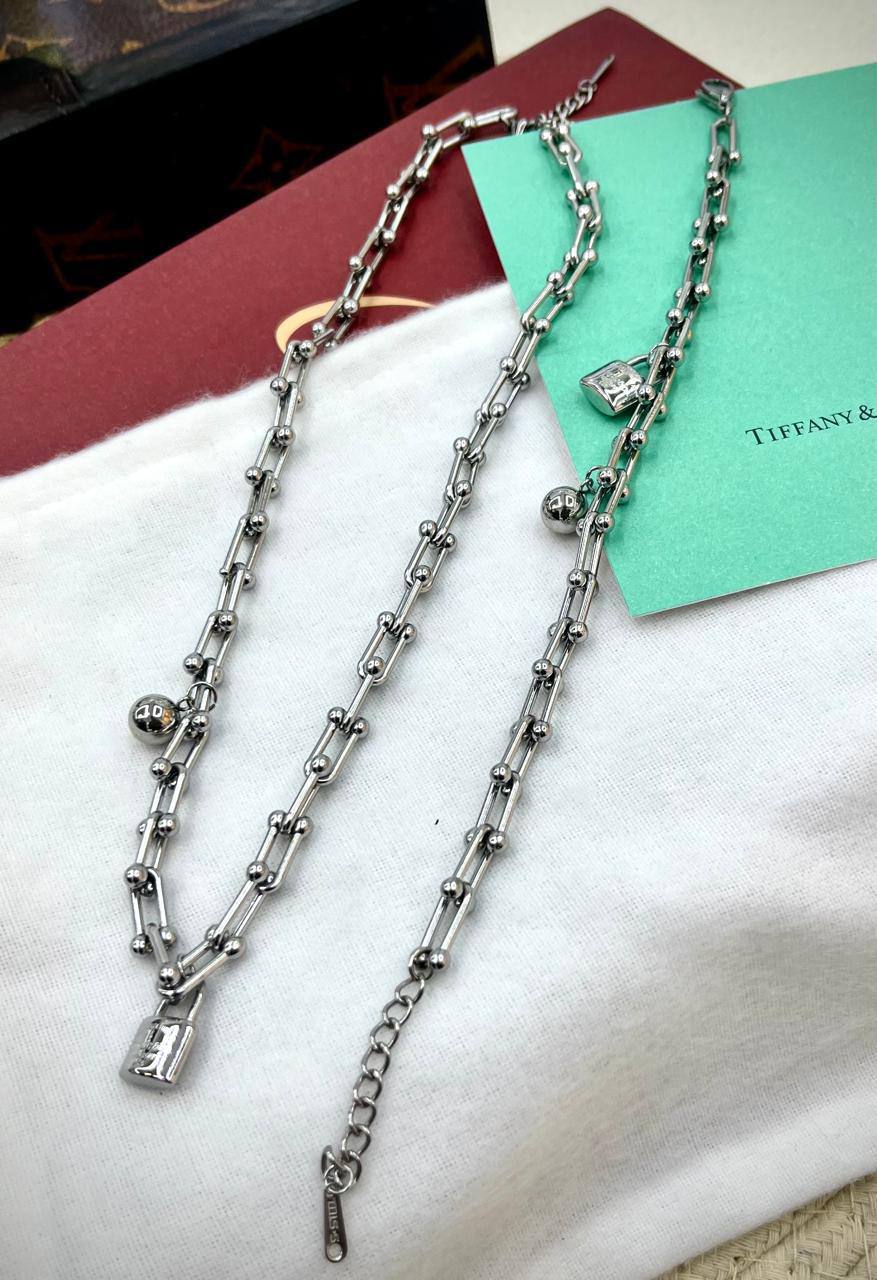 Stainless steel 🔥*
Non tarnish 💯
Necklace ❤️‍🔥
Bracelet 🌸
With normal boxes 🗃️ 
And paper bag🛍️
45 dhs🪙🌨️

Zain216
♥️♥️♥️