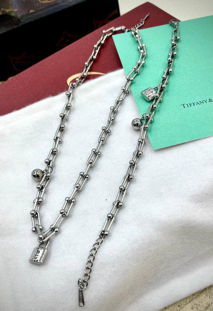 Stainless steel 🔥*
Non tarnish 💯
Necklace ❤️‍🔥
Bracelet 🌸
With normal boxes 🗃️ 
And paper bag🛍️
45 dhs🪙🌨️

Zain216
♥️♥️♥️