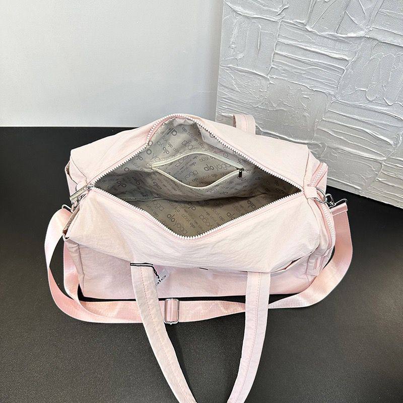 Alo
65 dhs🪙🖤
size 42×21×21cm

Zain42
♥️♥️♥️